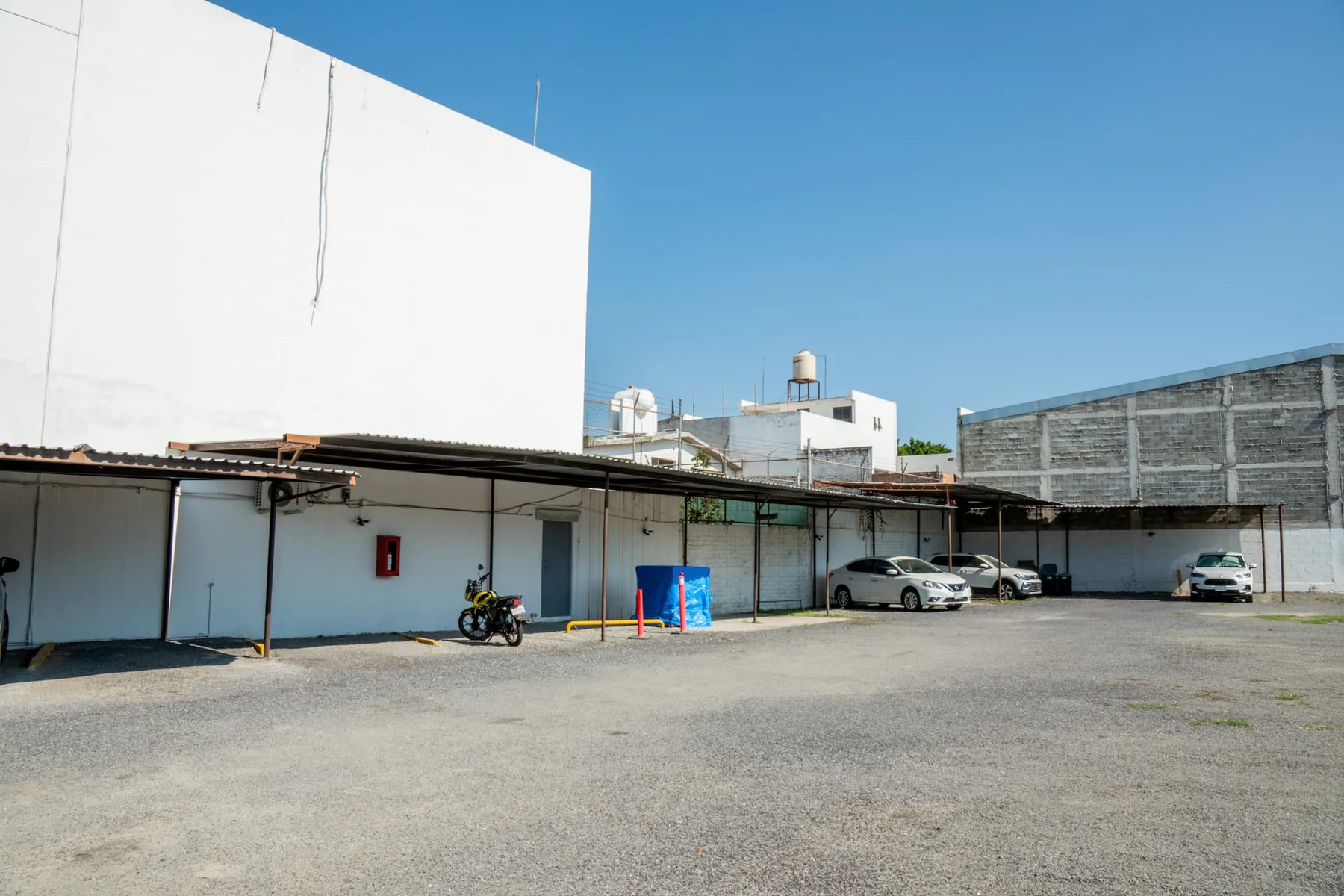 Área exterior destinada a estacionamiento del edificio