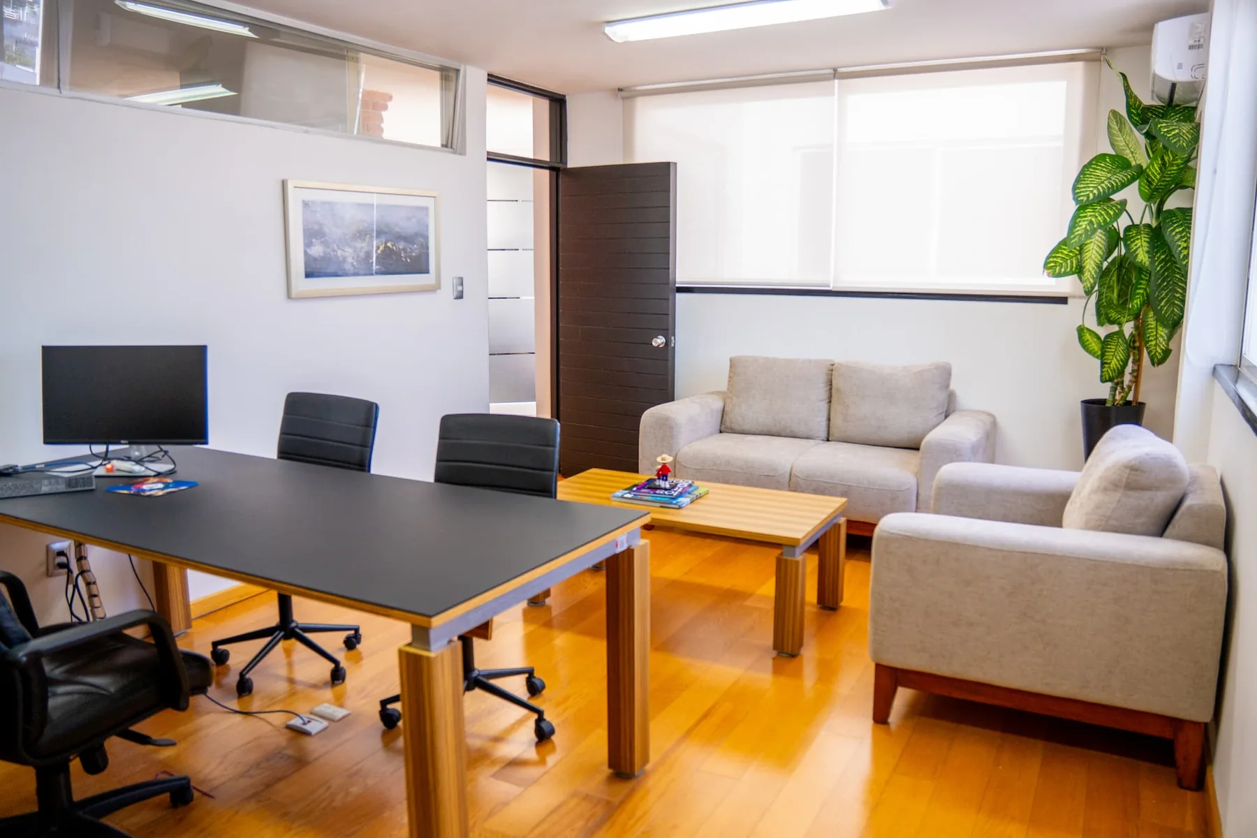 Oficina ejecutiva con mesa y sala de espera